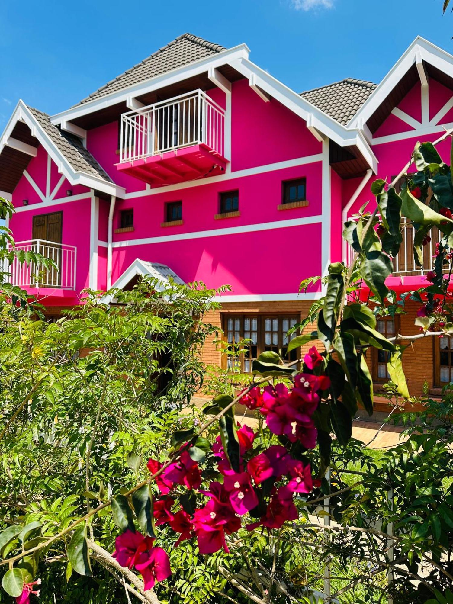 Pensão Pink Village *